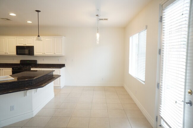 Foto del edificio - IMMACULATE 2 STORY HOME 3 BEDROOM / 2.5 BA...