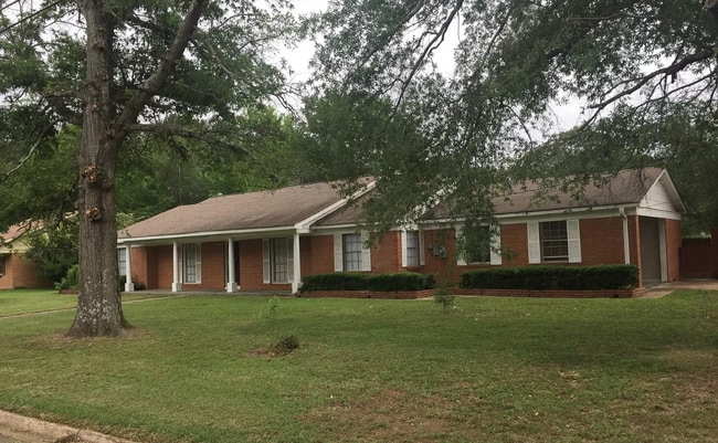 Foto del edificio - 311 Linden Cir