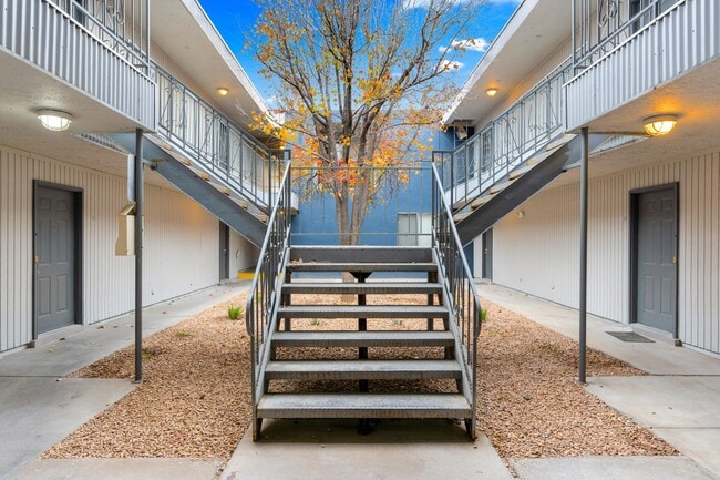 Building Photo - Studio with On site laundry! No Deposit Re...
