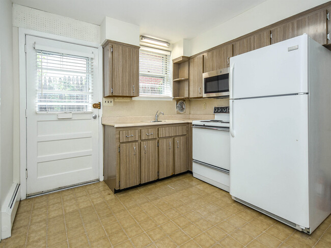 Building Photo - 44 Linwood Rd N