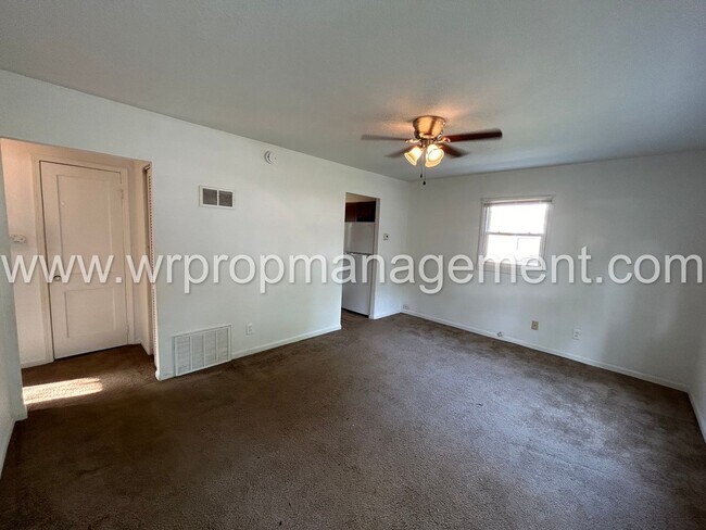 Building Photo - 2 Bedroom 1 Bath Home
