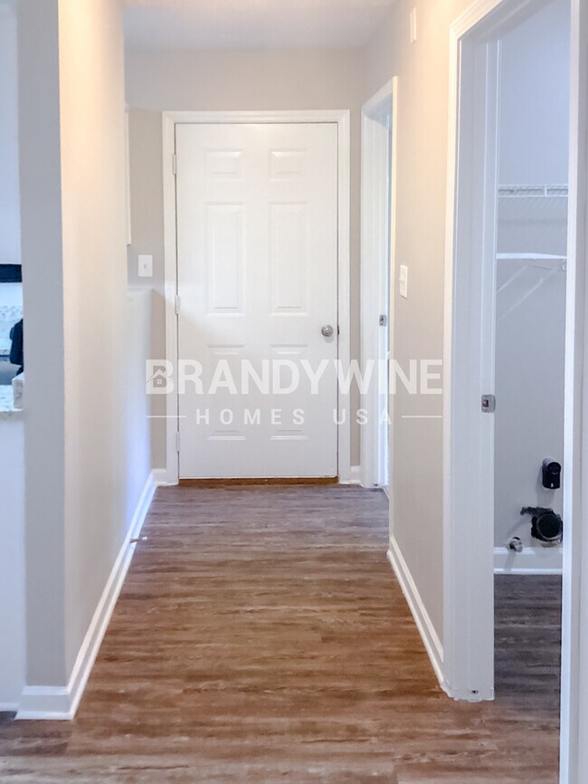 Building Photo - 657 McKenzie Cir