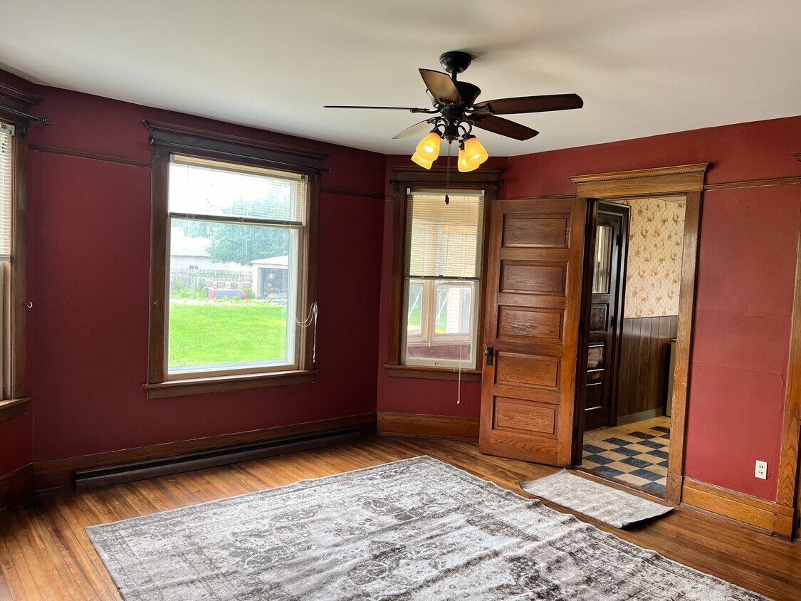 Large room - 914 Jones St