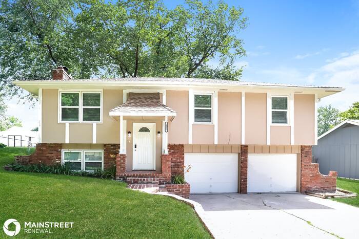 Primary Photo - 105 N EMERSON ST, CLAYCOMO, MO 64119