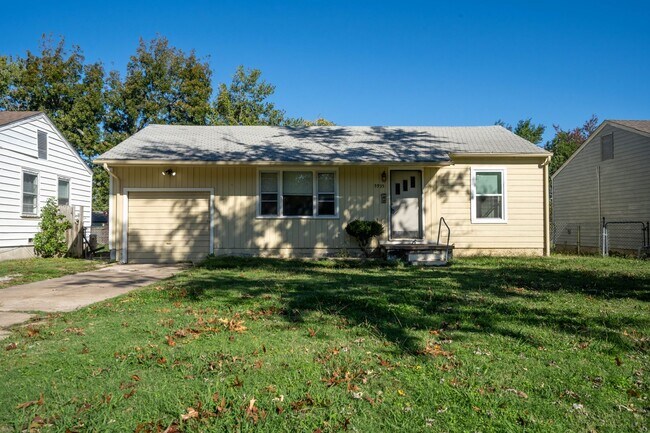 Building Photo - Sweet 2 Bedroom, 1 bath  Newly Renovated