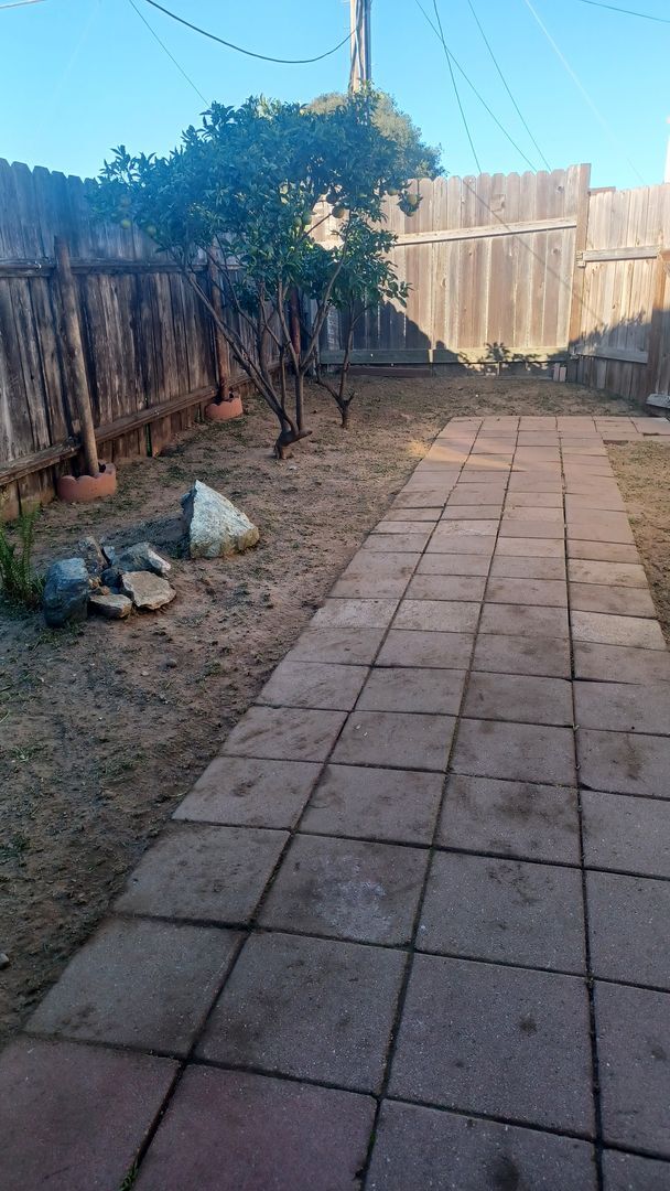 Foto del edificio - Bright Two-Story 3BR Home Near the Beach with Private Yard