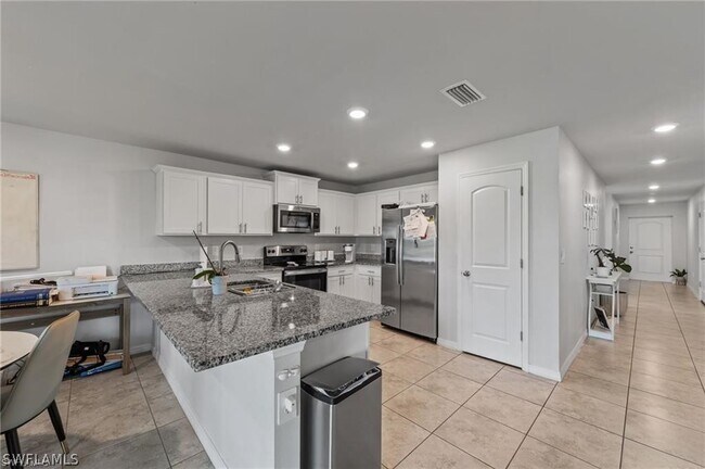 Building Photo - 1013 NE 15th St