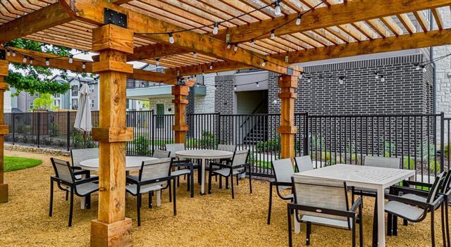 Foto del edificio - 4600 E McKinney St