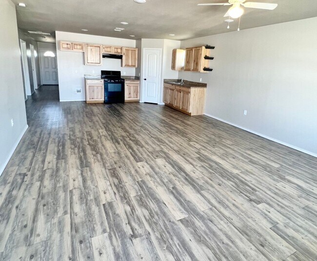 Foto del edificio - Modern, newer build, large backyard!