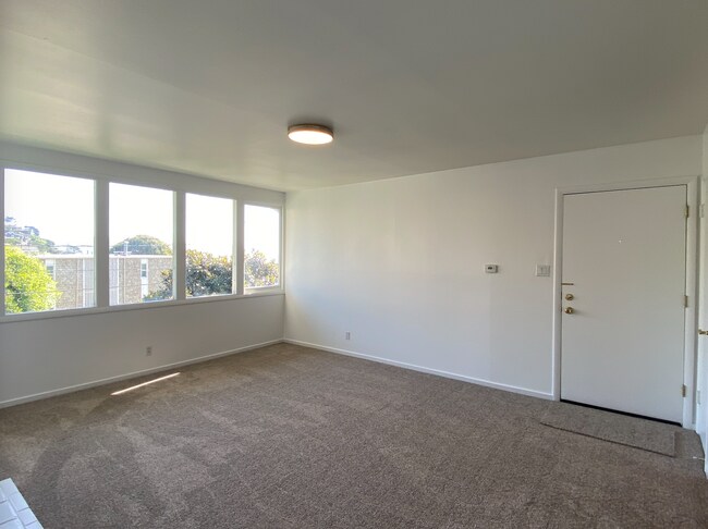 Foto del edificio - 1BR/1BA Charmer! BAY VIEWS and Parking! Laundry On-Site! Balcony! PROGRESSIVE