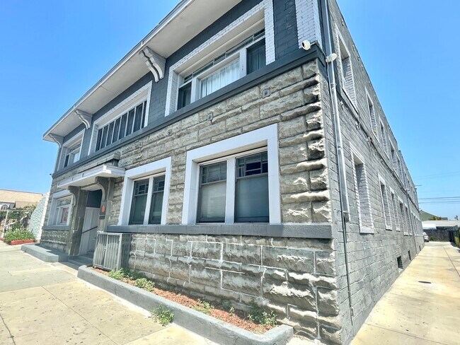 Building Photo - 2422 Sichel St