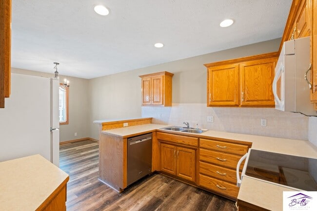 Building Photo - 16610-12 P