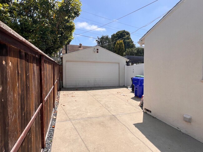 Building Photo - Beautiful, Updated 3 BD, 2 BA House in Lom...