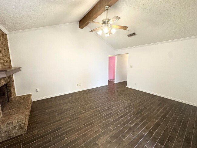 Foto del edificio - 5104 Belaire Dr