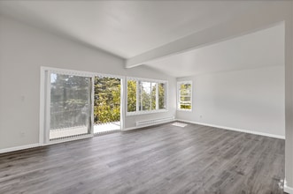 Building Photo - 10607 Des Moines Memorial Dr