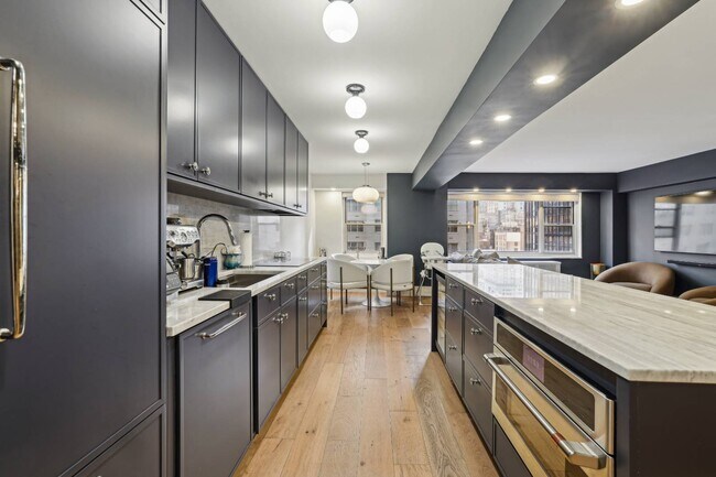 Foto del edificio - 100 W 57th St