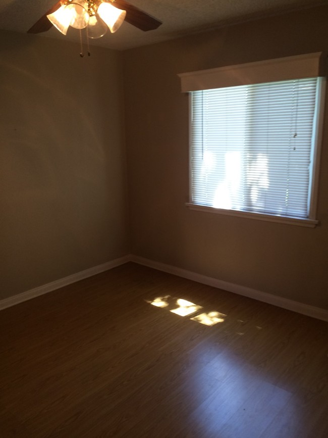 bedroom - 1733 N Hollywood Way