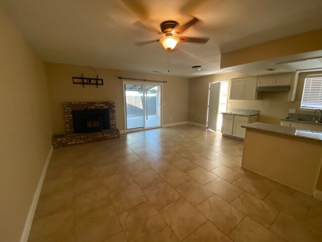 Building Photo - Charming home for rent in Visalia