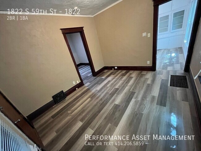 Foto del edificio - Charming 2BR Lower unit in West Allis!