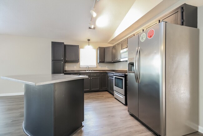 Foto del edificio - 421 Raspberry Ln