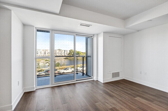 Building Photo - VERY SPACIOUS  bachelor unit (550 sq ft)