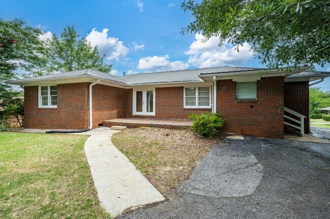 Foto del edificio - THIS ONE WON’T LAST — MUST-SEE HOME ON AN AMAZING STREET IN BESSEMER