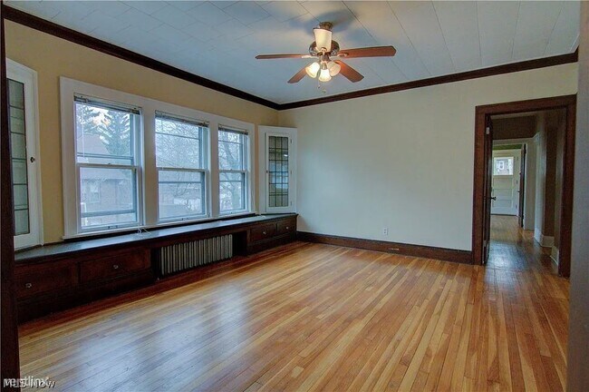Building Photo - 3 br, 1 bath Triplex - 2621 Idlewood Road 1