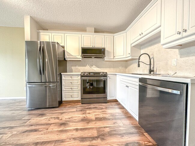 Photo du bâtiment - 6148 Bowness Rd NW