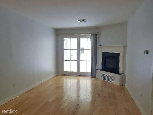 Foto del edificio - 2BR/2BA Condo Available October 1st!! - Great Downtown Location!!