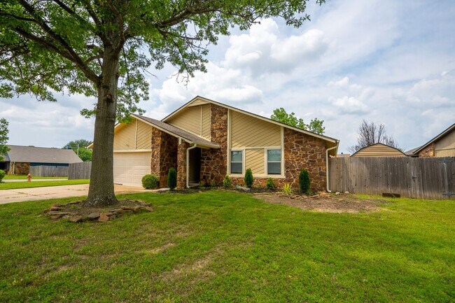 Foto del edificio - Charming 3-Bedroom, 2-Bath Home in Broken ...