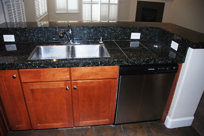 Foto del edificio - Newly Updated Single Story 4 BR + Office, 2.5 Bath and 3 Car