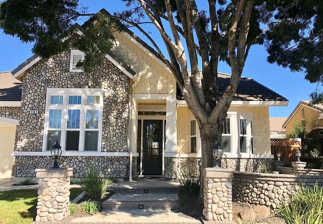 Building Photo - 1541 Biarritz St