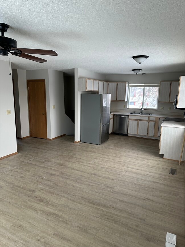 Building Photo - 4405 W Antelope Dr