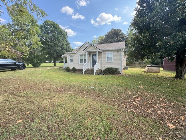 Foto del edificio - FOR LEASE- 2 BED 1 BATH ON HICKORY RIDGE RD!
