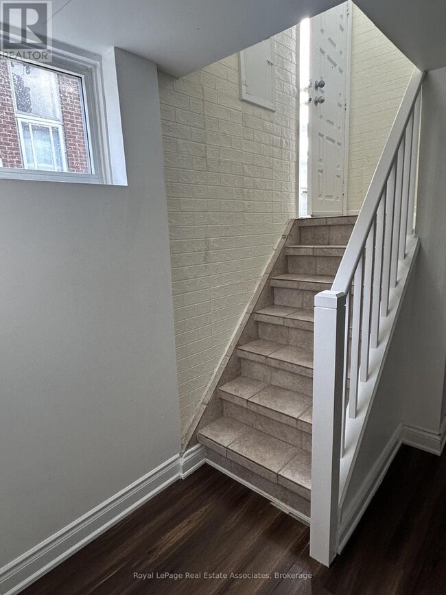 Building Photo - 1590 Coram Crescent