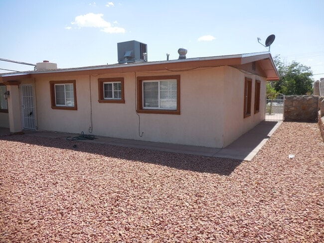 Building Photo - 1127 Del Norte St