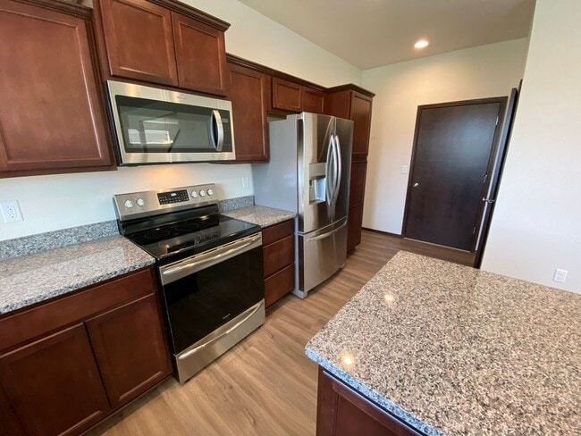 Foto del edificio - Newer, Spacious 5 Bedroom 3 Bed House!