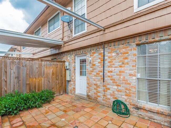 Foto del edificio - 1061 Willow Oaks Cir