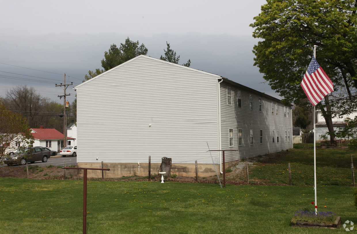 Building Photo - 102 N George St