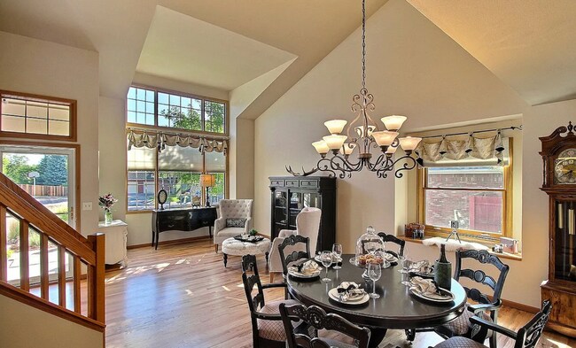 Foto del edificio - Spacious 4-Bedroom Home with Huge Fenced Y...