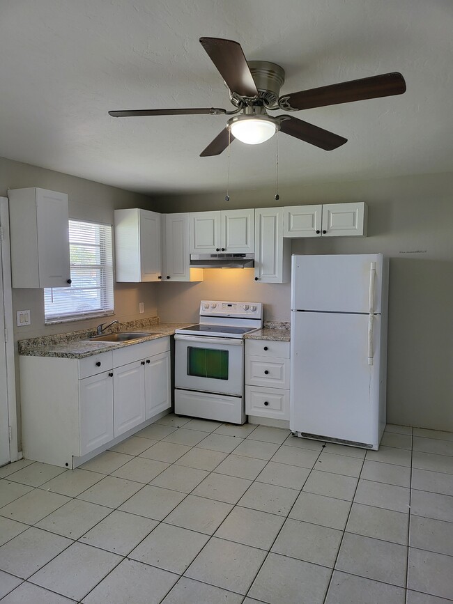 Building Photo - 406 NE 24th Pl