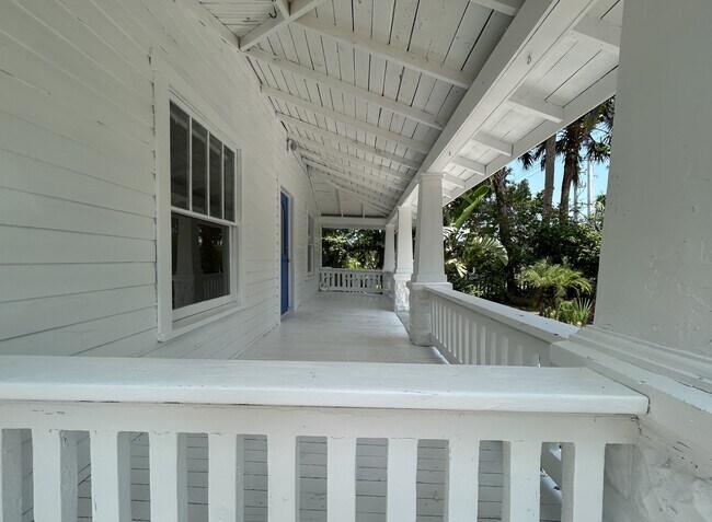 Building Photo - 122 S Peninsula Dr