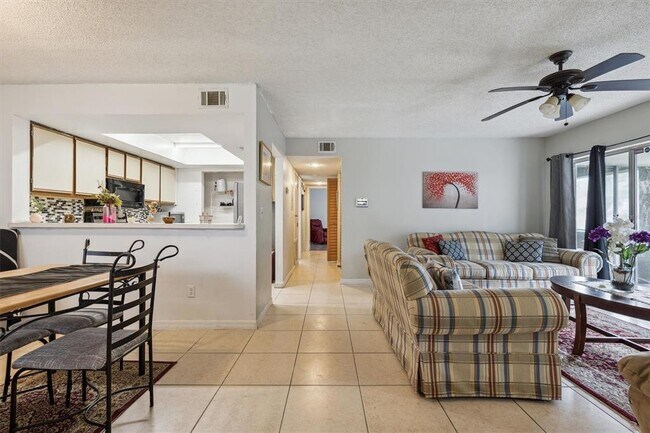 Foto del edificio - 2554 Lakeway Branch Dr
