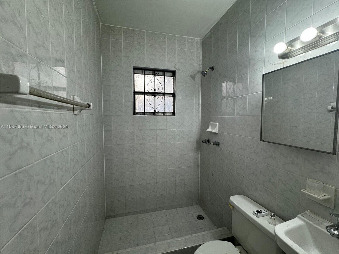 Foto del edificio - 1060 NW 116th St