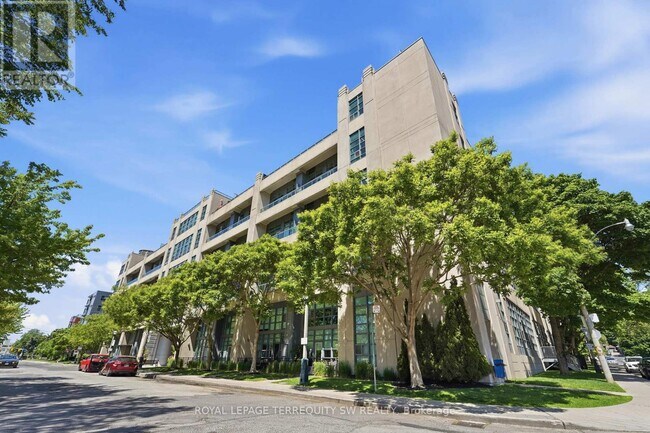 Building Photo - 380 Macpherson Ave