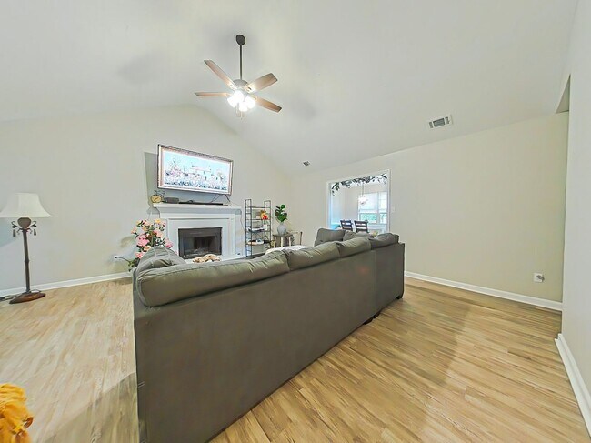 Foto del edificio - 4 Bedroom Brick Ranch in Woodlake!