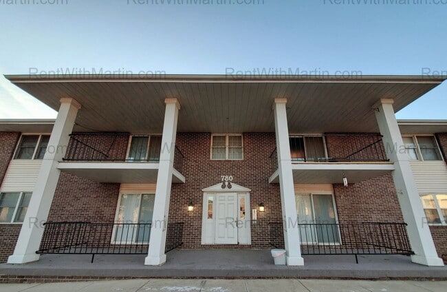 Building Photo - 780 Russell Rd