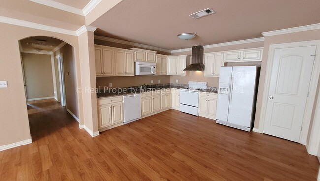 Building Photo - 1212 Mesa Dr