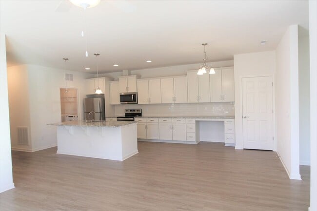 Foto del edificio - BEAUTIFUL 3BD 2.5 BTH Apartment home RAINTREE - Ballantyne Commons Pkwy