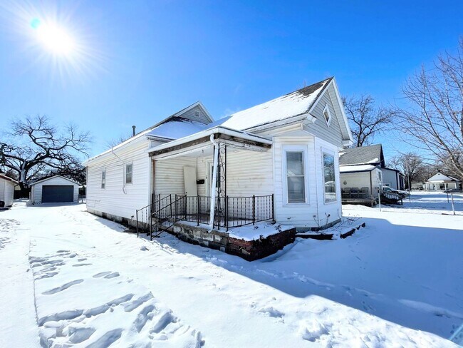 Building Photo - 2 Bed, 2 Bath Bungalow